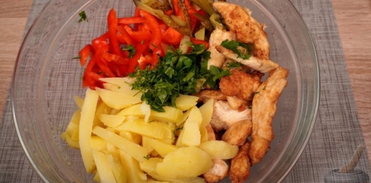 Фото приготовления рецепта: Салат с жареным куриным филе, картофелем, перцем и маринованными огурцами - шаг №14