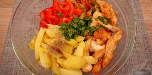 Фото приготовления рецепта: Салат с жареным куриным филе, картофелем, перцем и маринованными огурцами - шаг №15