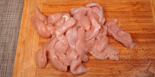 Фото приготовления рецепта: Салат с жареным куриным филе, картофелем, перцем и маринованными огурцами - шаг №2