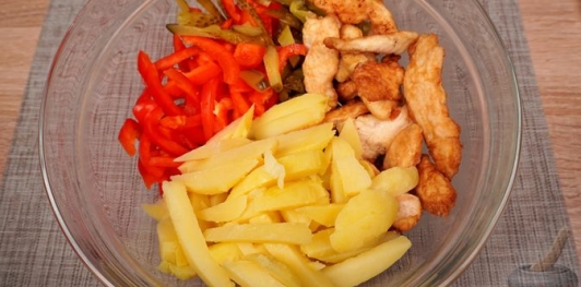 Фото приготовления рецепта: Салат с жареным куриным филе, картофелем, перцем и маринованными огурцами - шаг №13