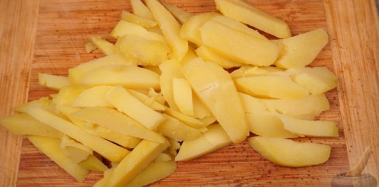 Фото приготовления рецепта: Салат с жареным куриным филе, картофелем, перцем и маринованными огурцами - шаг №12