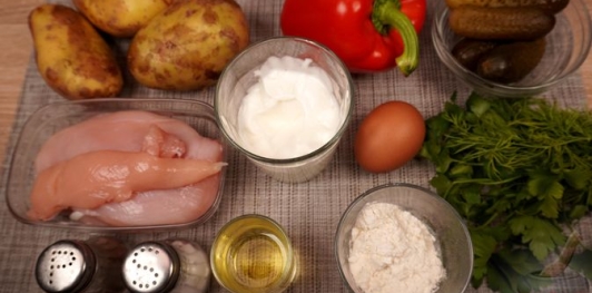 Фото приготовления рецепта: Салат с жареным куриным филе, картофелем, перцем и маринованными огурцами - шаг №1