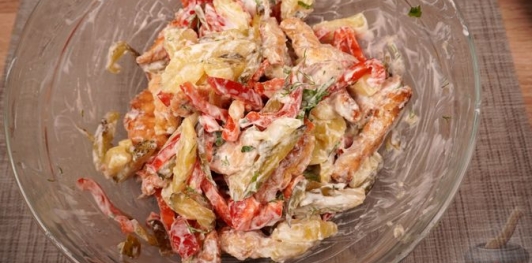 Фото приготовления рецепта: Салат с жареным куриным филе, картофелем, перцем и маринованными огурцами - шаг №17