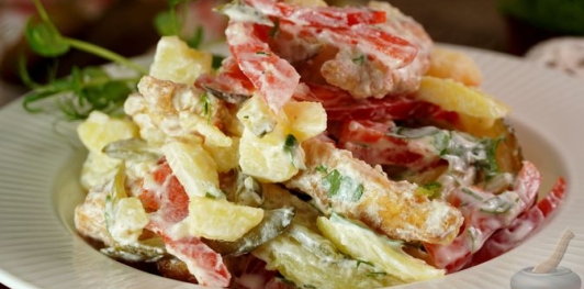 Фото приготовления рецепта: Салат с жареным куриным филе, картофелем, перцем и маринованными огурцами - шаг №19