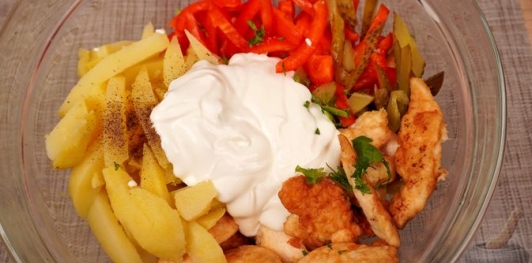 Фото приготовления рецепта: Салат с жареным куриным филе, картофелем, перцем и маринованными огурцами - шаг №16