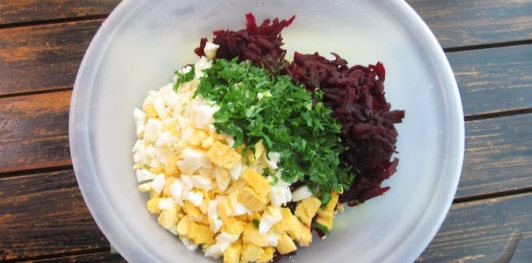 Фото приготовления рецепта: Салат со свёклой, сыром и яйцами - шаг №7