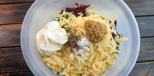 Фото приготовления рецепта: Салат со свёклой, сыром и яйцами - шаг №9