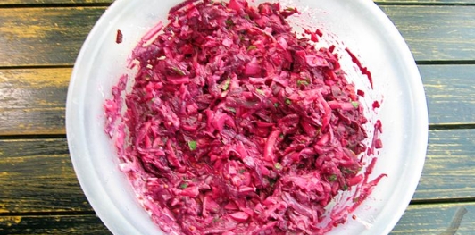 Фото приготовления рецепта: Салат со свёклой, сыром и яйцами - шаг №10