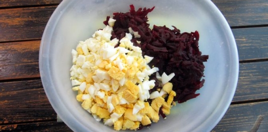 Фото приготовления рецепта: Салат со свёклой, сыром и яйцами - шаг №6