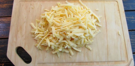 Фото приготовления рецепта: Салат со свёклой, сыром и яйцами - шаг №5