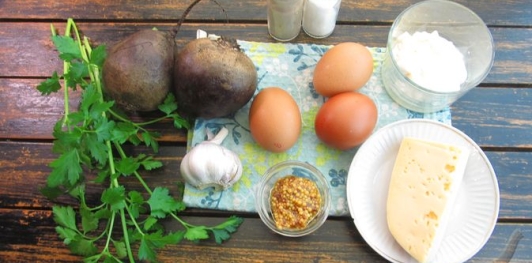 Фото приготовления рецепта: Салат со свёклой, сыром и яйцами - шаг №1