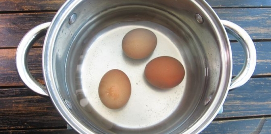 Фото приготовления рецепта: Салат со свёклой, сыром и яйцами - шаг №3