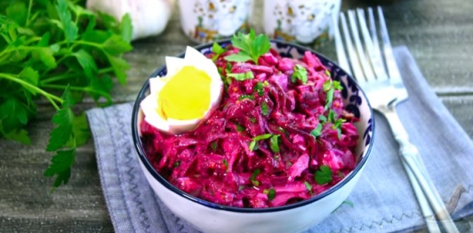 Фото приготовления рецепта: Салат со свёклой, сыром и яйцами - шаг №12