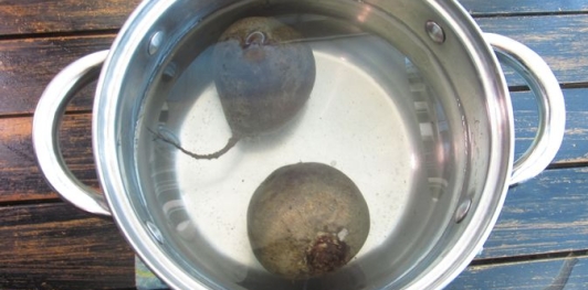 Фото приготовления рецепта: Салат со свёклой, сыром и яйцами - шаг №2