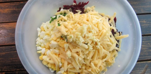 Фото приготовления рецепта: Салат со свёклой, сыром и яйцами - шаг №8