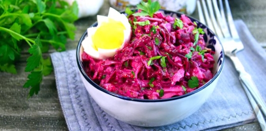 Фото приготовления рецепта: Салат со свёклой, сыром и яйцами - шаг №11