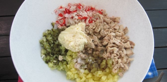 Фото приготовления рецепта: Салат "Столичный" с курицей и крабовыми палочками - шаг №12