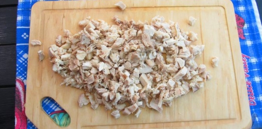 Фото приготовления рецепта: Салат "Столичный" с курицей и крабовыми палочками - шаг №10