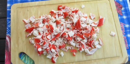 Фото приготовления рецепта: Салат "Столичный" с курицей и крабовыми палочками - шаг №8