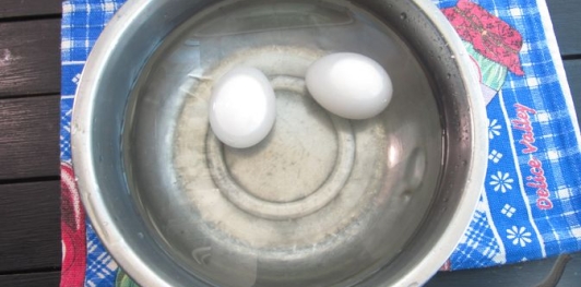 Фото приготовления рецепта: Салат "Столичный" с курицей и крабовыми палочками - шаг №5