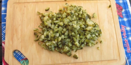 Фото приготовления рецепта: Салат "Столичный" с курицей и крабовыми палочками - шаг №7