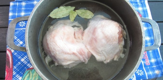 Фото приготовления рецепта: Салат "Столичный" с курицей и крабовыми палочками - шаг №2