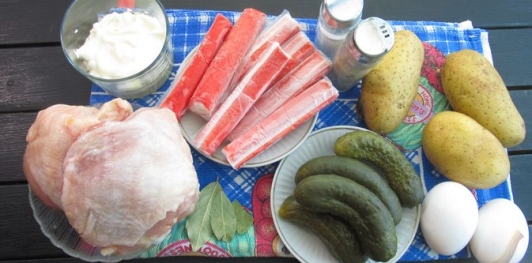 Фото приготовления рецепта: Салат "Столичный" с курицей и крабовыми палочками - шаг №1