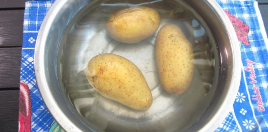 Фото приготовления рецепта: Салат "Столичный" с курицей и крабовыми палочками - шаг №4