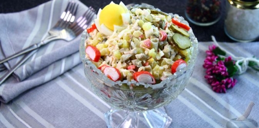 Фото приготовления рецепта: Салат "Столичный" с курицей и крабовыми палочками - шаг №14