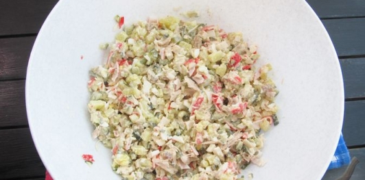 Фото приготовления рецепта: Салат "Столичный" с курицей и крабовыми палочками - шаг №13