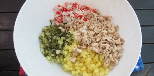 Фото приготовления рецепта: Салат "Столичный" с курицей и крабовыми палочками - шаг №11