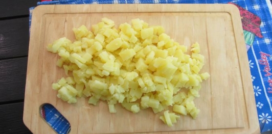 Фото приготовления рецепта: Салат "Столичный" с курицей и крабовыми палочками - шаг №9