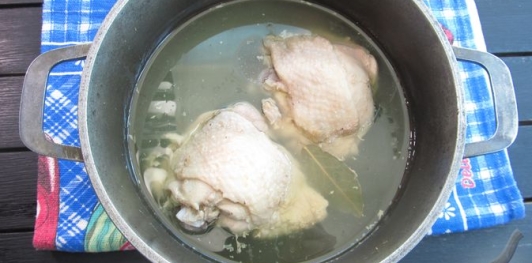 Фото приготовления рецепта: Салат "Столичный" с курицей и крабовыми палочками - шаг №3