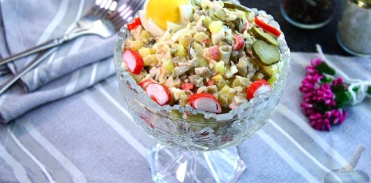 Фото приготовления рецепта: Салат "Столичный" с курицей и крабовыми палочками - шаг №15