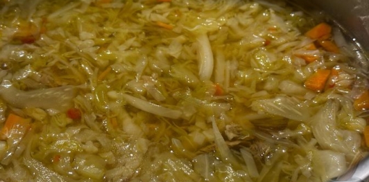 Фото приготовления рецепта: Щи из свежей капусты - шаг №4