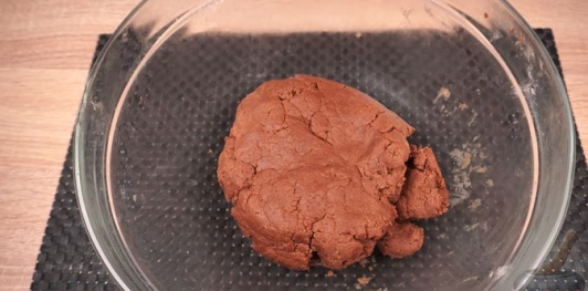 Фото приготовления рецепта: Шоколадный скубанец с джемом и меренгой - шаг №6