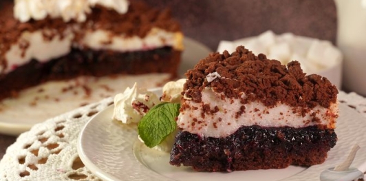 Фото приготовления рецепта: Шоколадный скубанец с джемом и меренгой - шаг №15