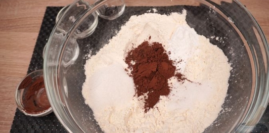 Фото приготовления рецепта: Шоколадный скубанец с джемом и меренгой - шаг №2