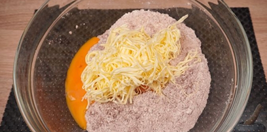 Фото приготовления рецепта: Шоколадный скубанец с джемом и меренгой - шаг №5