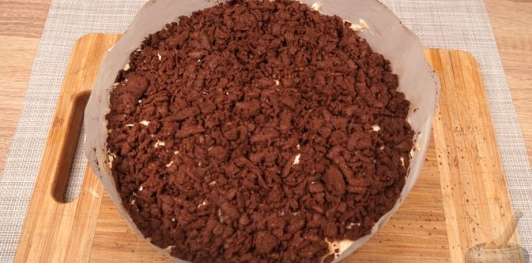 Фото приготовления рецепта: Шоколадный скубанец с джемом и меренгой - шаг №13