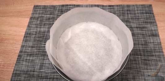 Фото приготовления рецепта: Шоколадный скубанец с джемом и меренгой - шаг №7