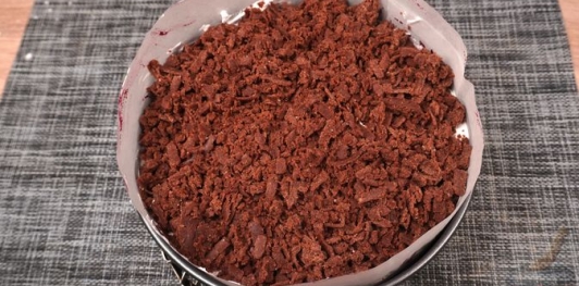 Фото приготовления рецепта: Шоколадный скубанец с джемом и меренгой - шаг №12