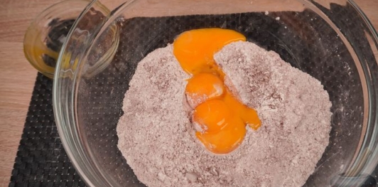 Фото приготовления рецепта: Шоколадный скубанец с джемом и меренгой - шаг №4