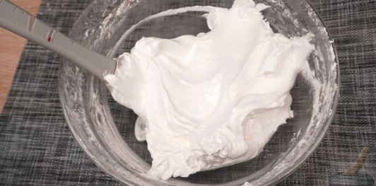 Фото приготовления рецепта: Шоколадный скубанец с джемом и меренгой - шаг №10