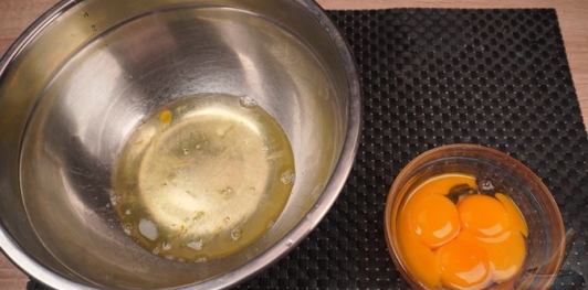 Фото приготовления рецепта: Шоколадный скубанец с джемом и меренгой - шаг №3