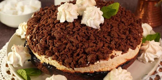 Фото приготовления рецепта: Шоколадный скубанец с джемом и меренгой - шаг №14