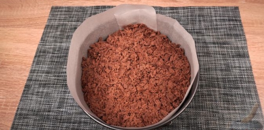 Фото приготовления рецепта: Шоколадный скубанец с джемом и меренгой - шаг №8