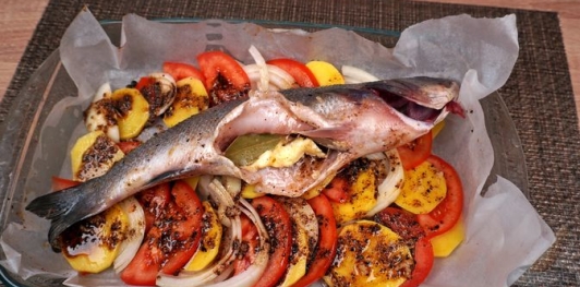 Фото приготовления рецепта: Сибас, запечённый на овощной подушке - шаг №15