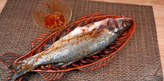 Фото приготовления рецепта: Сибас, запечённый на овощной подушке - шаг №11