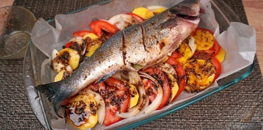 Фото приготовления рецепта: Сибас, запечённый на овощной подушке - шаг №17